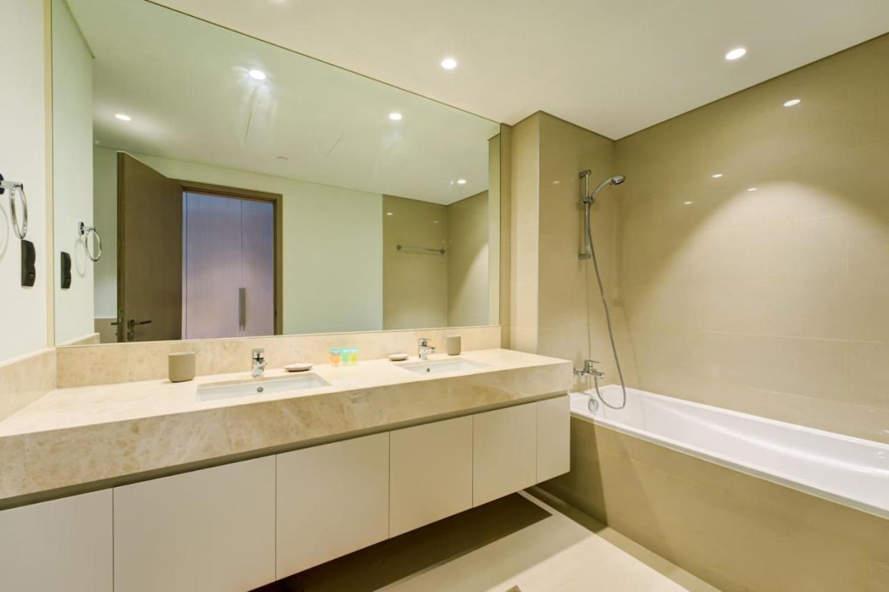Stylish 2 Bed With Stunning Burj Khalifa View In Downtown *